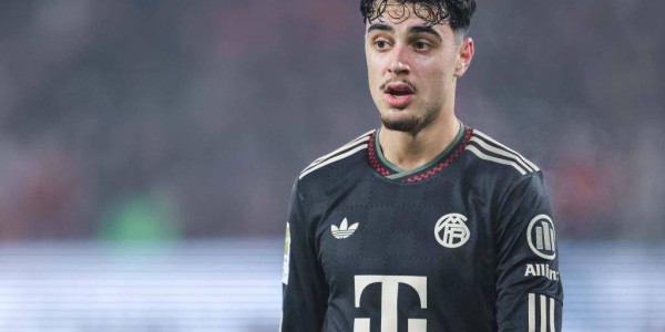 于帕梅卡诺续约风波：德甲豪门面临的挑战与机遇